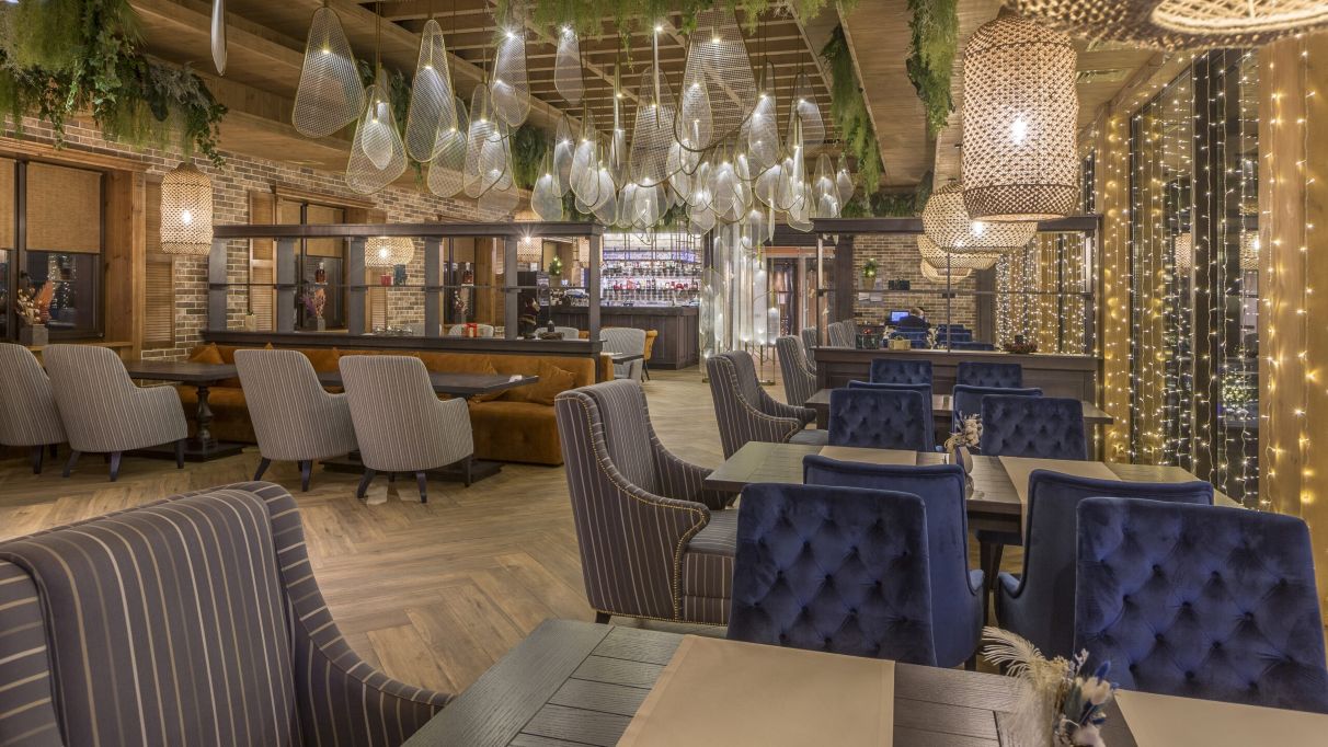 Park Land restaurant in Kyiv with a panoramic view of the lake for banquets and events, event organization by Прищепкін Event-Team.