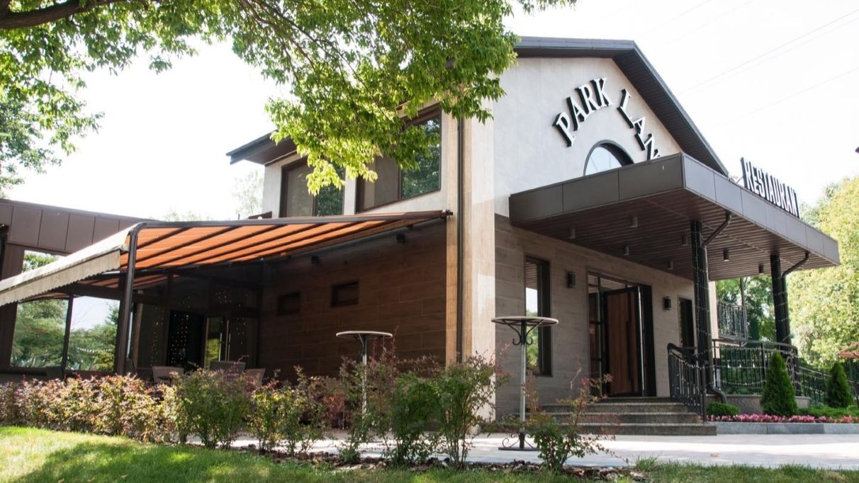 Park Land restaurant in Kyiv with a panoramic lake view for banquets and events, event organization by Przyshchepkin Event-Team.