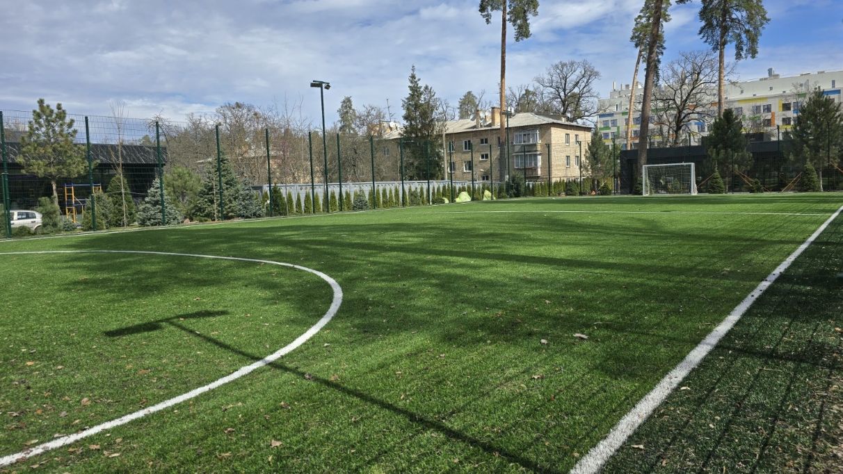 Футбольное поле аренда почасово на курорте Маяк Пуща-Водица с раздевалками