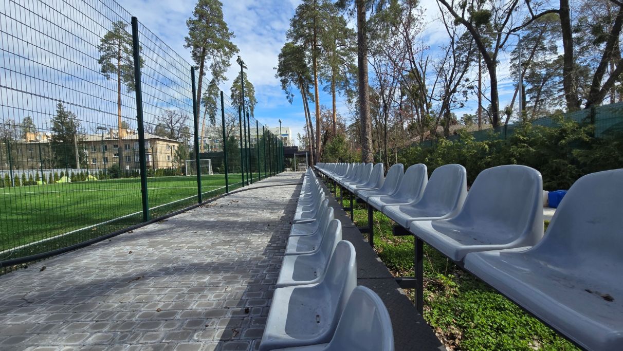 Футбольное поле аренда почасово на курорте Маяк Пуща-Водица с раздевалками