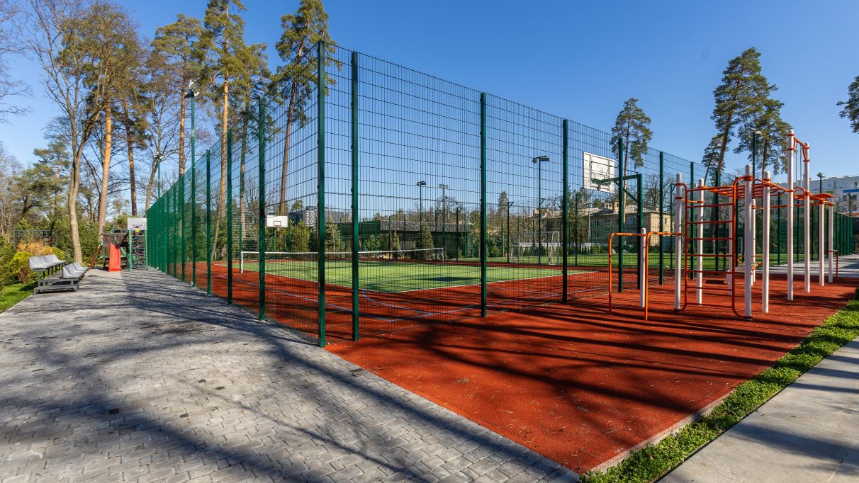 Футбольное поле аренда почасово на курорте Маяк Пуща-Водица с раздевалками