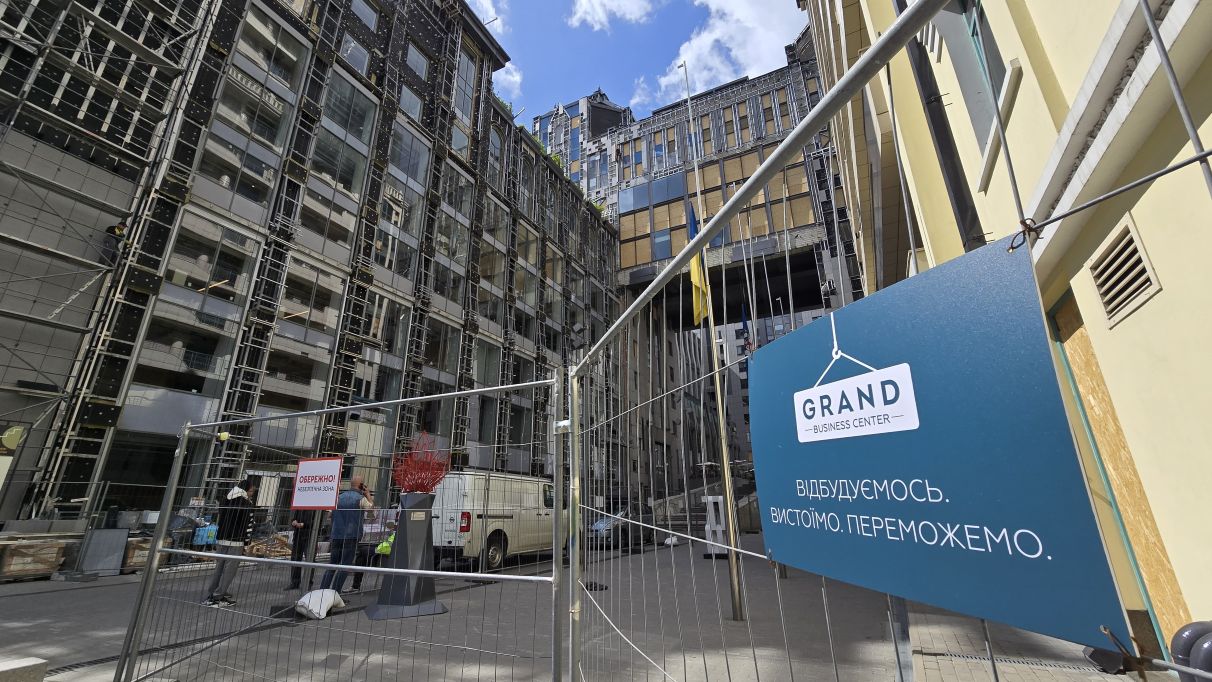 Фасад готелю Holiday Inn Київ після вибухової хвилі