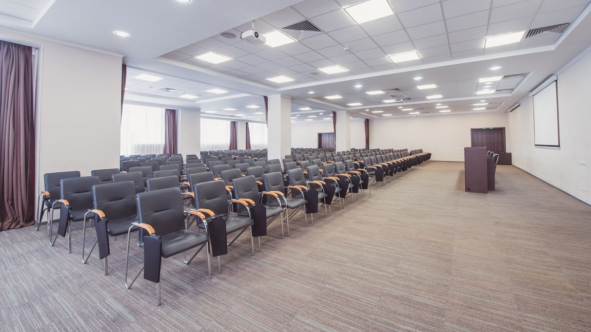 Організація конференцій в Києві та по Україні – зал Конгрес у готелі Братислава