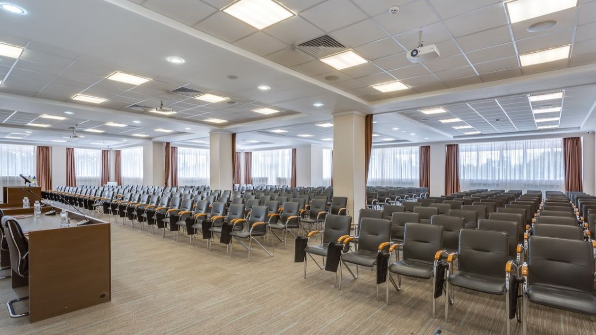 Організація конференцій в Києві та по Україні – зал Конгрес у готелі Братислава