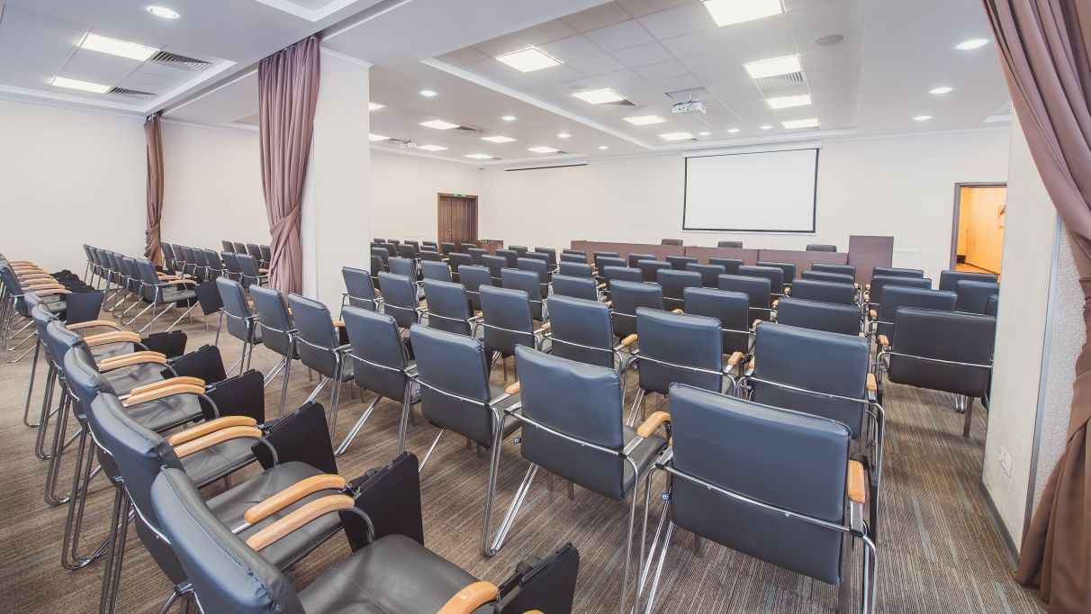 Організація конференцій в Києві та по Україні – зал Конгрес у готелі Братислава