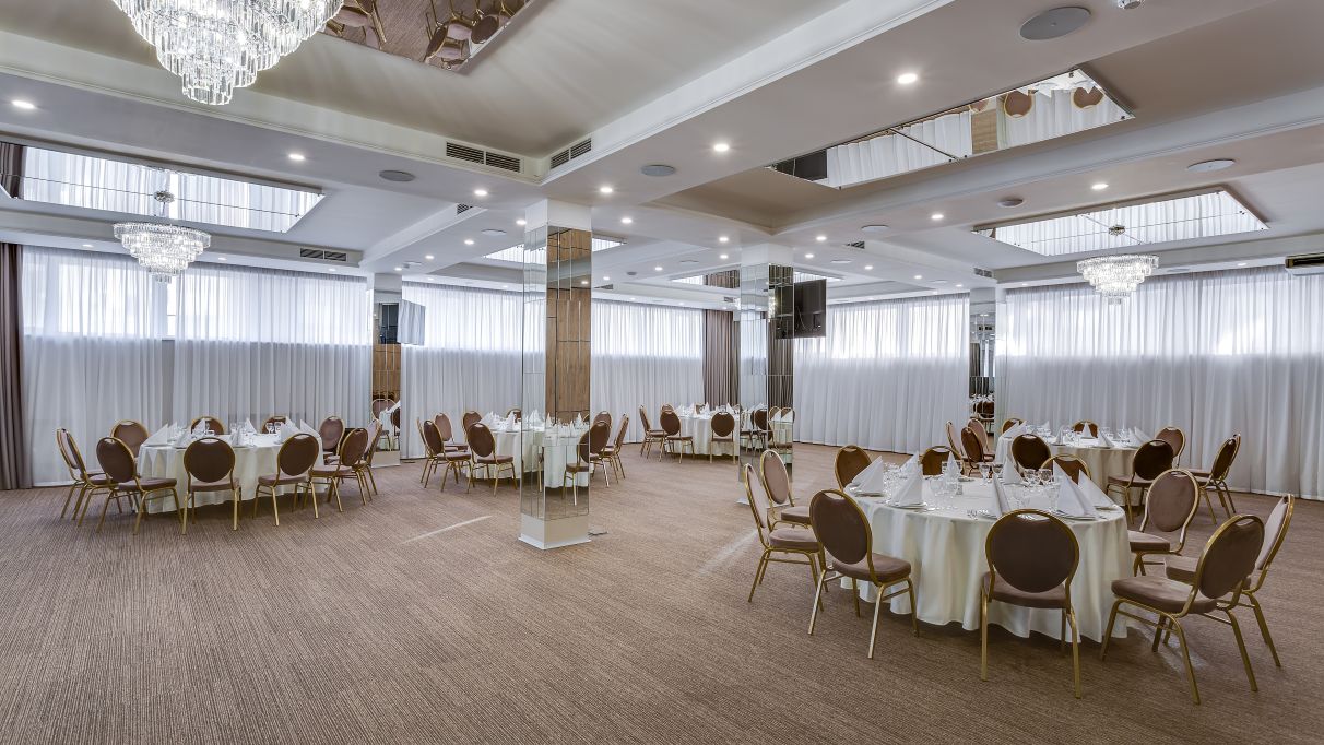 Організація конференцій в Києві – ресторан готелю Братислава, підготовка банкету