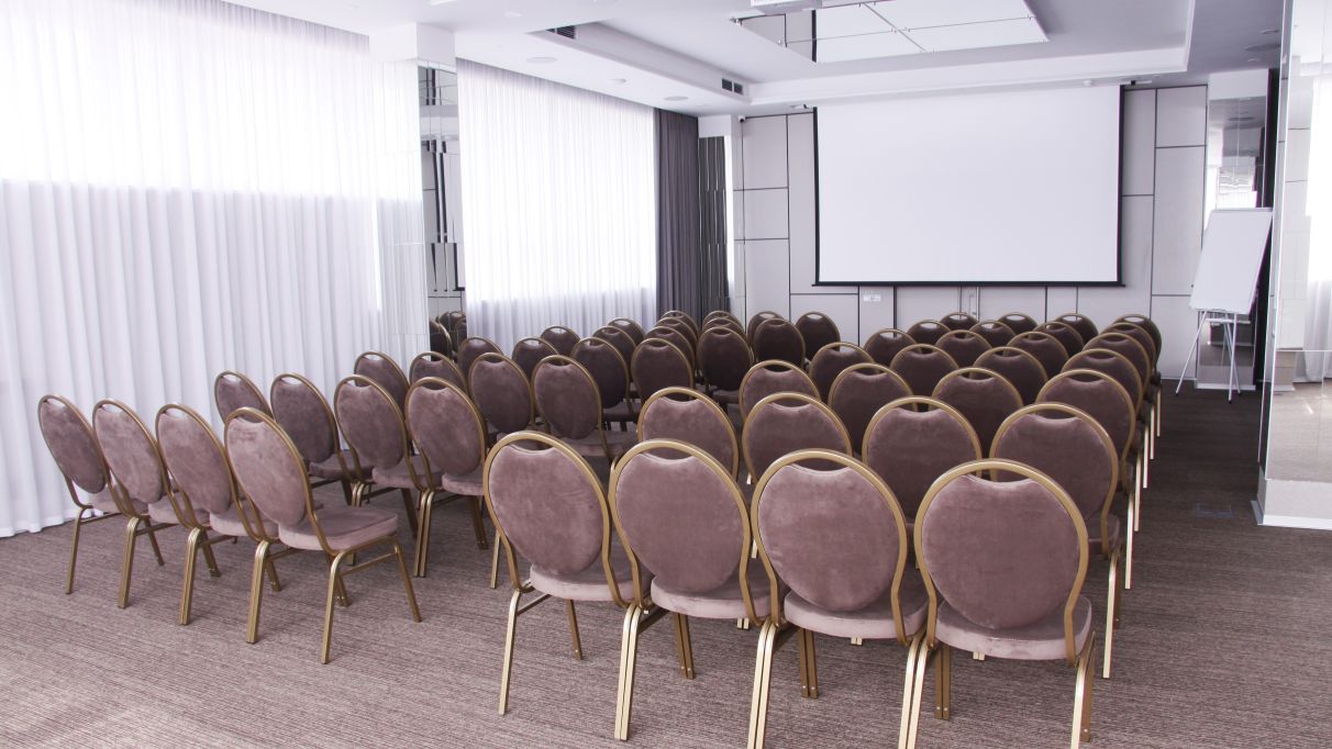 Організація бізнес-конференцій у Києві – зал Парламент у готелі Братислава