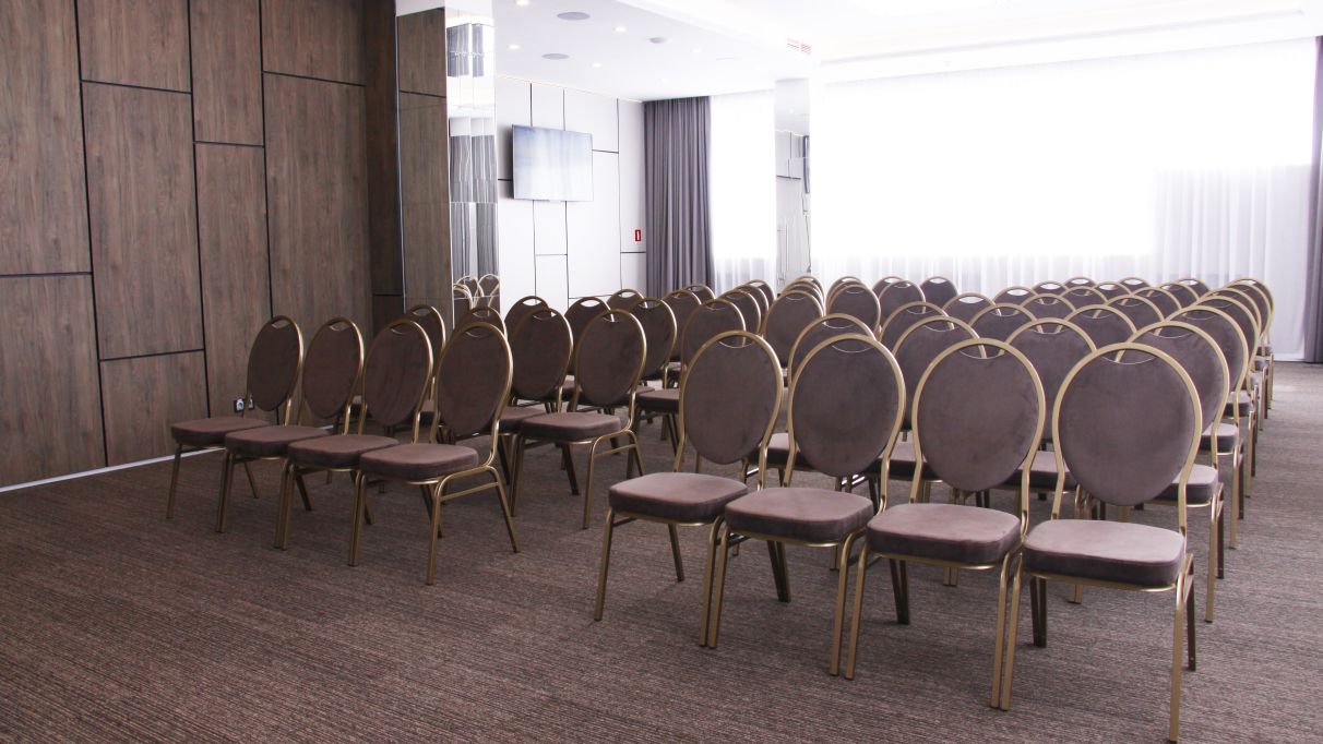 Організація бізнес-конференцій у Києві – зал Парламент у готелі Братислава