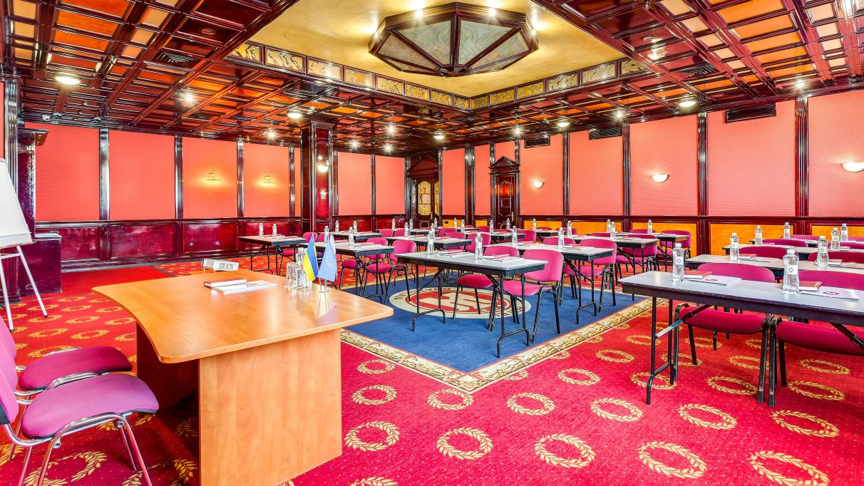 Конференц-сервіс Київ – сучасний зал Red для подій з технічним супроводом