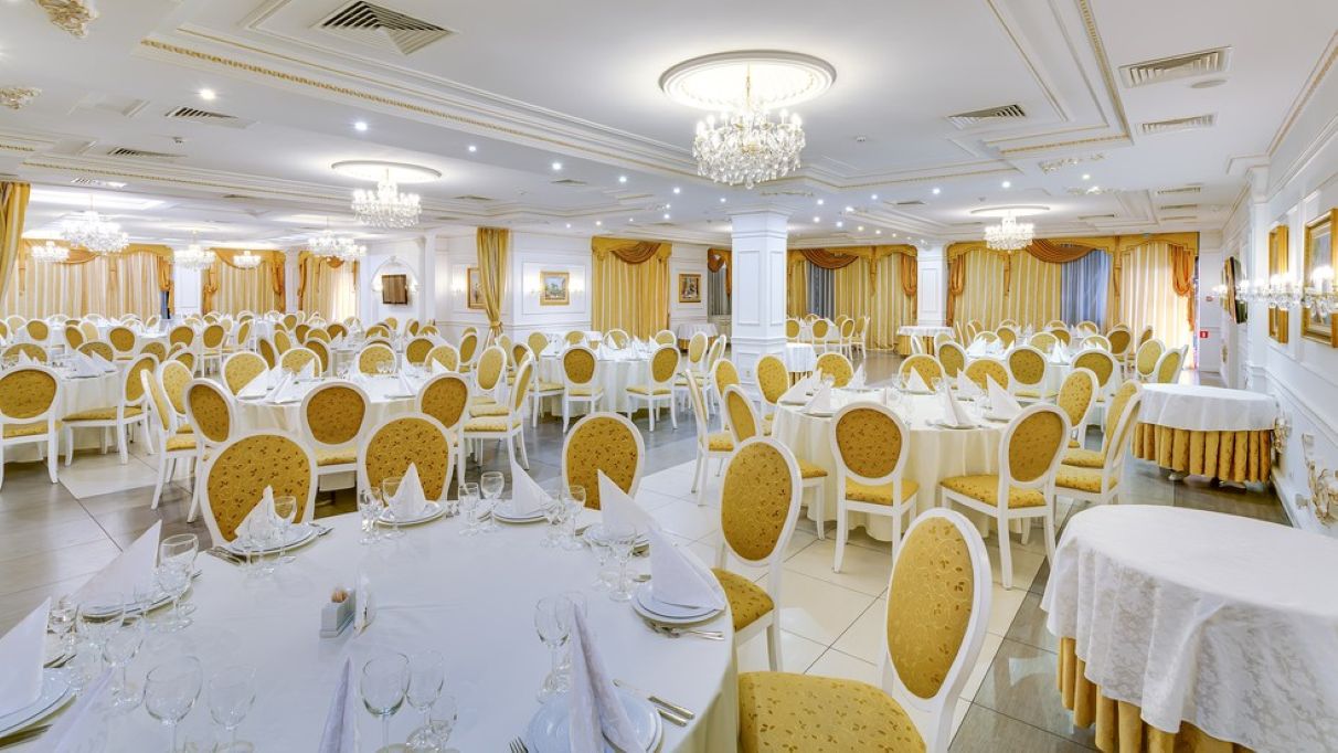 Організація конференцій в Києві – ресторан готелю Братислава, підготовка банкету
