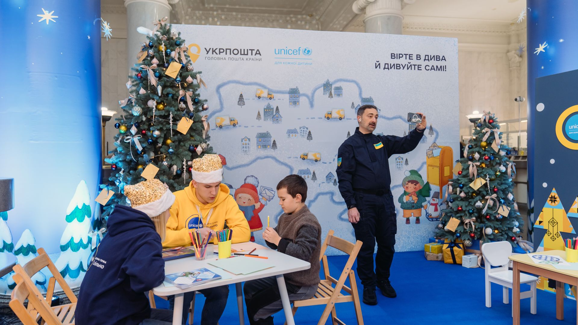 Святковий зал Головпоштамту, оформлений до Дня Святого Миколая