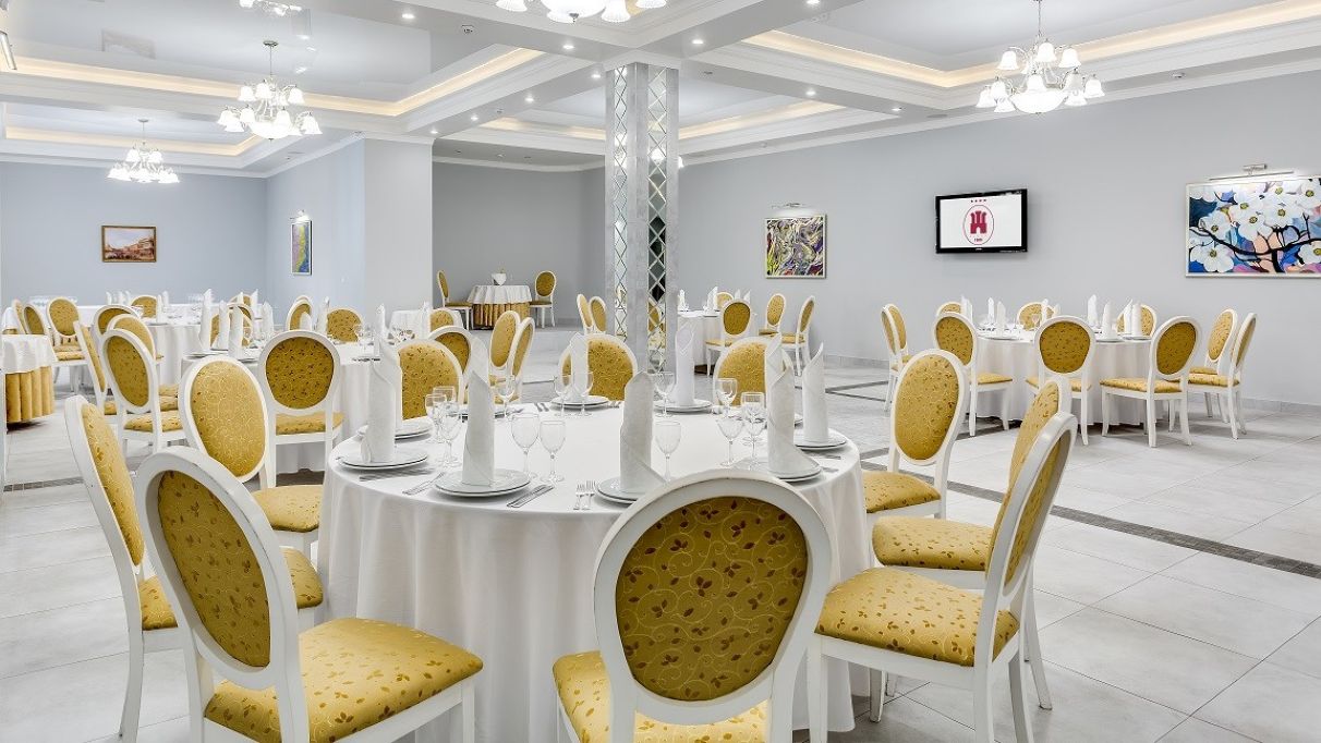 Організація конференцій в Києві – ресторан готелю Братислава, підготовка банкету